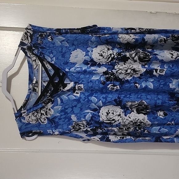 Sleeveless top - Picture 1 of 3